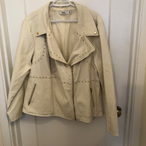 JustFab 3x faux leather white biker jacket, never worn. Pockets, and zipper - Picture 1 of 12